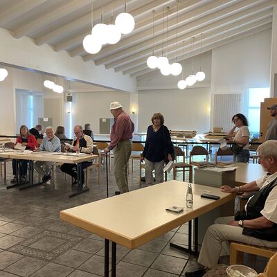 Bild vergr��ern: Alle Wahllokale - hier die Haferbachhalle in Niederkaufungen -  verzeichneten eine hohe Wahlbeteiligung.