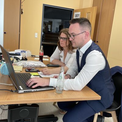 Bild vergr��ern: Das Wahlteam der Gemeinde, Stefanie Peters und Michael Polzhuber, bereitete sich um 18 Uhr auf die eingehenden Wahlergebnisse vor.