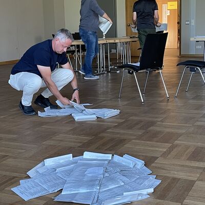 Bild vergr��ern: Die Wahlzettel wurden sortiert und ausgewertet.