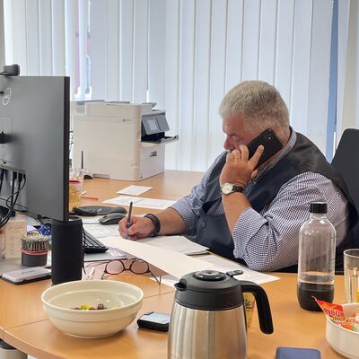 Bild vergr��ern: Alle Ergebnisse wurden telefonisch dem als besonderen Wahlleiter bestellten Hauptamtsleiter Carsten Marth �bermittelt und dann in das Computersystem zur Abrufung auf der Homepage der Gemeinde eingegeben.