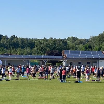 Bild vergr&ouml;&szlig;ern: Auftakt Kaufunger Yogasommer 2024