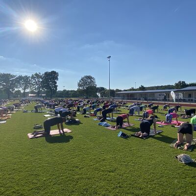 Bild vergr&ouml;&szlig;ern: Auftakt Kaufunger Yogasommer 2024