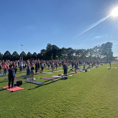 Bild vergr&ouml;&szlig;ern: Auftakt Kaufunger Yogasommer 2024