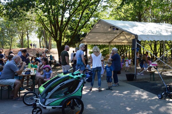 Die Kinderdisco am Samstagnachmittag lockte viele Familien mit Kindern an.