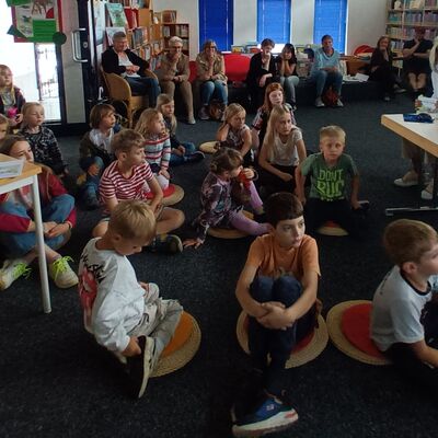 Bild vergr&ouml;&szlig;ern: Zahlreiche Kinder folgten der Einladung zur Lesung.