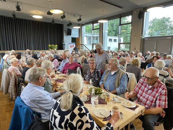 Rund 250 Bürger*innen über 70 Jahre verbrachten einen schönen Seniorennachmittag im Bürgerhaus Kaufungerwald.