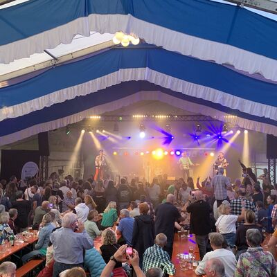 Bild vergr&ouml;&szlig;ern: Mit den Songs dieser Zeit herrschte sofort beste Atmosphäre zum Tanzen und Mitsingen im Festzelt.
