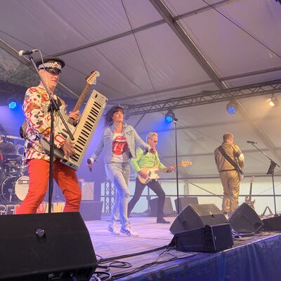Bild vergr&ouml;&szlig;ern: Die Band IrgeNDWann kommt aus Berlin - die fünf Profimusiker heizten ordentlich ein beim Heimatfest.