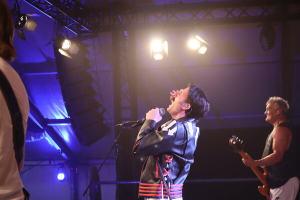 Die international bekannte Queen-Coverband MerQury brachte das Festzelt mit einer mitreißenden Show zum Beben und zeigte eindrucksvoll, warum sie zu den besten Queen-Imitatoren weltweit gehören.