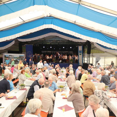 Bild vergr��ern: Viele Kaufungerinnen und Kaufunger lie�en sich zum Gemeindeempfang ins Festzelt einladen.