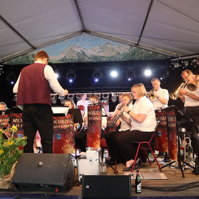 Bild vergr��ern: Der Musikzug Kaufungen erfreute die G�ste mit z�nftigen Musikst�cken.