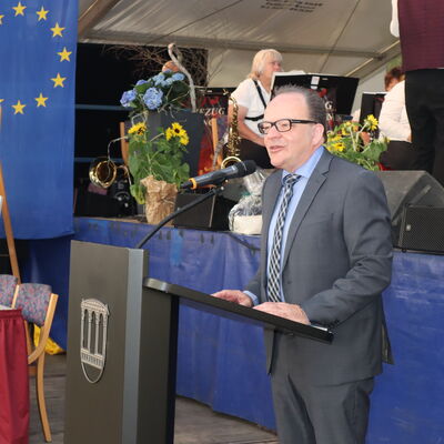 Bild vergr��ern: B�rgermeister Arnim Ro� begr��te die Anwesenden und freute sich �ber den w�rdigen Abschluss des Heimatfestes.