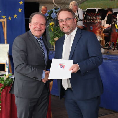 Bild vergr��ern: Der Hessische Minister f�r Wissenschaft und Forschung, Kunst und Kultur, Timon Gremmels �berreichte der Gemeinde einen Zuwendungsbescheid zur F�rderung der �rtlichen B�cherei.