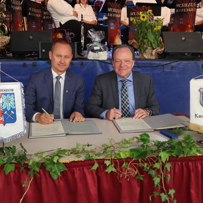 Bild vergr��ern: Slawomir Maciejczyk, B�rgermeister der Gemeinde Wojciesz�w, und B�rgermeister Arnim Ro� unterzeichneten feierlich die Partnerschaftsurkunden.