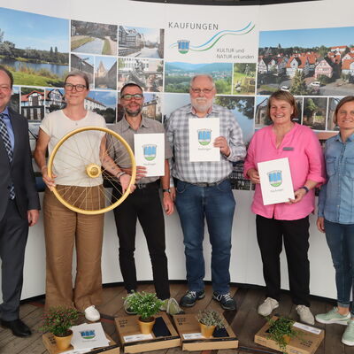 Bild vergr��ern: Ein weiterer Programmpunkt war die Ehrung der siegreichen Stadtradler und der diesj�hrigen Stadtradelteams.