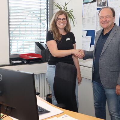 Bild vergr&ouml;&szlig;ern: Lena Gunkel hat die Ausbildung im Ausbildungsverbund Kaufungen, Helsa, Söhrewald und Niestetal absolviert und arbeitet ab sofort in der Bauverwaltung der Gemeinde Kaufungen.