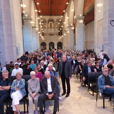 Bild vergr&ouml;&szlig;ern: "Ausverkauft" war die Veranstaltung in der Stiftskirche und zeigte, dass die Nordhessen kulturell sehr interessiert sind.