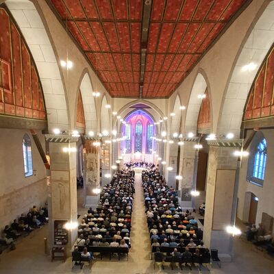 Bild vergr&ouml;&szlig;ern: Das Gesamtbild der Stiftskirche während des Konzerts......leider ohne Ton.