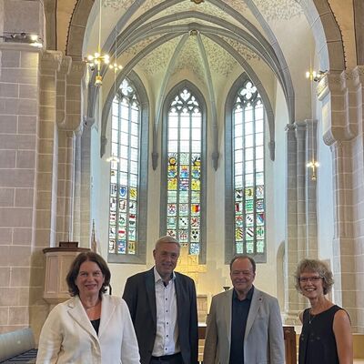 Bild vergr&ouml;&szlig;ern: Maren Matthes (Intendantin des Kultursommers Nordhessen), Dr. Ralf Beinhauer (Vorstandsmitglied Kasseler Sparkasse), Bürgermeister Arnim Roß, Gabi Batz (Kirchengemeinde Kaufungen).