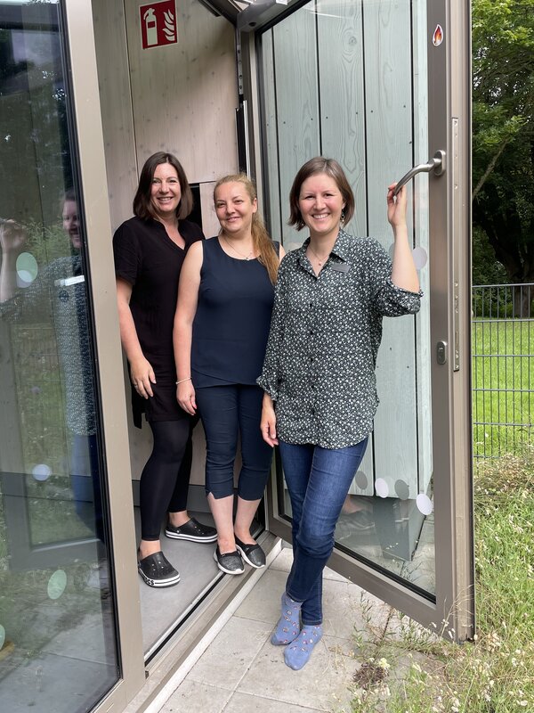 In der Kita Eulennest wurde erfolgreich Energie gespart beim Projekt »Clever fürs Klima«: Sabrina Roschel und Evelina Derkatsch (Kita Eulennest), Lisa Haubner (KSM Kaufungen)