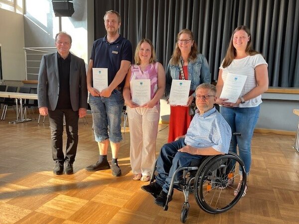 Bild vergr&ouml;&szlig;ern: Bürgermeister Arnim Roß und Karl Hellmich  gratulierten Alexander Hillebrecht, Kerstin Freisingen, Nicole Döring und Stefanie Range zur Ernennung in die Betriebskommission.