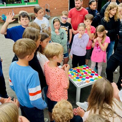 Bild vergr&ouml;&szlig;ern: Mit dem Reisebus ging es los ins Feriendorf Eisenberg in Kirchheim.