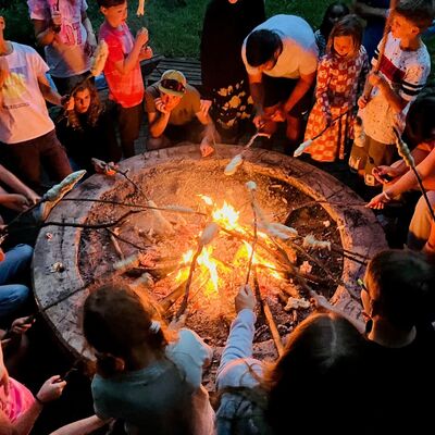 Bild vergr&ouml;&szlig;ern: Lagerfeuer mit Stockbrot und Marshmallowrösten.