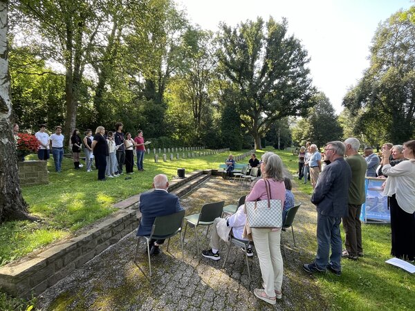 Jugendliche aus verschiedenen europäischen Ländern luden zu einer Gedenkveranstaltung an der Kriegsgräberstätte des Oberkaufunger Friedhofs ein.
