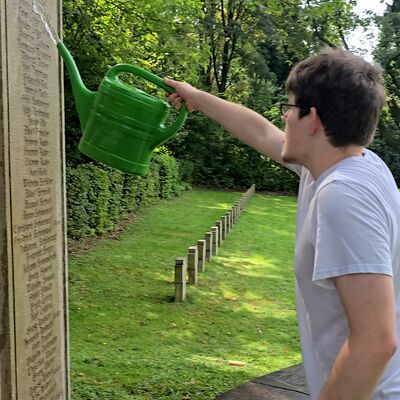 Bild vergr&ouml;&szlig;ern: Jugendbegegnung Volksbund Deutsche Kriegsgräberfürsorge: Arbeitseinsatz auf dem Friedhof Oberkaufungen