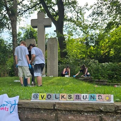 Bild vergr&ouml;&szlig;ern: Jugendbegegnung Volksbund Deutsche Kriegsgräberfürsorge: Arbeitseinsatz auf dem Friedhof Oberkaufungen