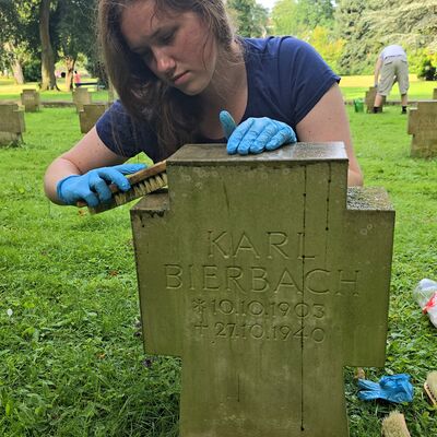 Bild vergr&ouml;&szlig;ern: Jugendbegegnung Volksbund Deutsche Kriegsgräberfürsorge: Arbeitseinsatz auf dem Friedhof Oberkaufungen