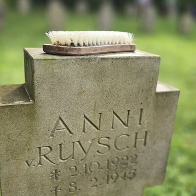 Bild vergr&ouml;&szlig;ern: Jugendbegegnung Volksbund Deutsche Kriegsgräberfürsorge: Arbeitseinsatz auf dem Friedhof Oberkaufungen