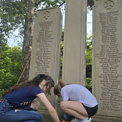 Bild vergr&ouml;&szlig;ern: Jugendbegegnung Volksbund Deutsche Kriegsgräberfürsorge: Arbeitseinsatz auf dem Friedhof Oberkaufungen