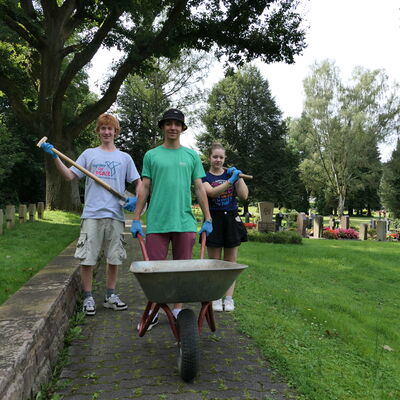 Bild vergr&ouml;&szlig;ern: Jugendbegegnung Volksbund Deutsche Kriegsgräberfürsorge: Arbeitseinsatz auf dem Friedhof Oberkaufungen