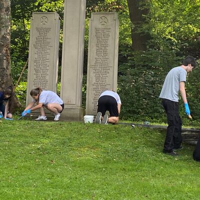 Bild vergr&ouml;&szlig;ern: Jugendbegegnung Volksbund Deutsche Kriegsgräberfürsorge: Arbeitseinsatz auf dem Friedhof Oberkaufungen