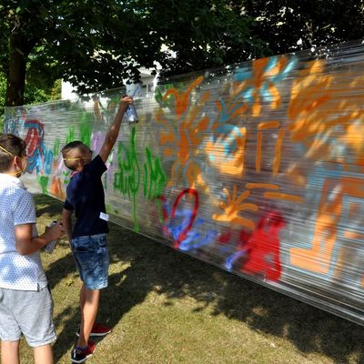 Bild vergrern: Nach einer theoretischen Einfhrung durften die Teilnehmer des Graffiti-Workshops mit bunten Farben loslegen. (Foto: Thomas Falk)