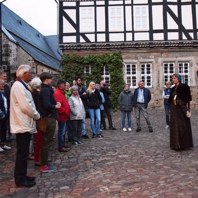Rund 25 Gäste der Nachtwächterführung wurden im Stiftshof von der Kanonisse Petra Kellner begrüßt.