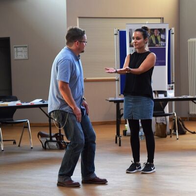 Bild vergr&ouml;&szlig;ern: Das Team des Improvisationstheaters Kassel führte mit Spiel und Mitmachaktionen in das Thema »Inklusion« ein.