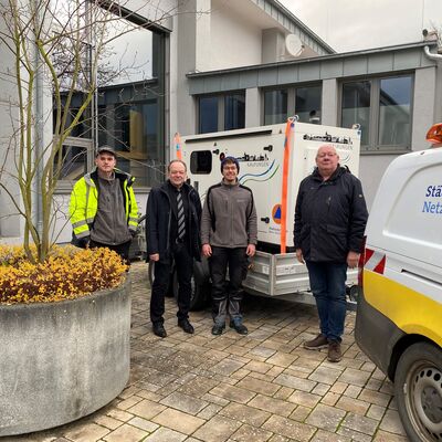 Bild vergr��ern: Freudige Gesichter nach erfolgreichem Testlauf der Notstromversorgung: B�rgermeister Arnim Ro� mit Projektleiter Torsten Kothe und Mitarbeitern der St�dtischen Werke Netz + Service.