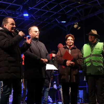 Bild vergr��ern: Er�ffneten den beliebten Weihnachtsmarkt am Freitagnachmittag: (v.l.) B�rgermeister Arnim Ro�, Timon Gremmels (Hessischer Minister f�r Wissenschaft und Forschung, Kunst und Kultur), Carmen Jelinek (Vorsitzende F�rderverein Stiftskirche) und Peter Schwarze (Freiheiter B�rgerverein).