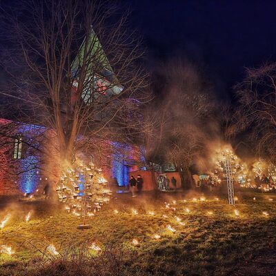 Bild vergr��ern: Ein absoluter �Hingucker� waren in diesem Jahr die Feuerinstallationen vom Phoenixx Feuertheater vor der Stiftskirche. Anders als herk�mmliche Feuerwerke konnten sich die Besucher angstfrei durch den Feuergarten bewegen und die Sch�nheit aus n�chster N�he sp�ren.