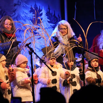 Bild vergr��ern: Verzauberten die G�ste zur Er�ffnung mit Weihnachtsliedern: Die Kinder und das Betreuungsteam der Kita Sch�ne Aussicht.