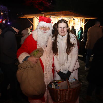 Bild vergr��ern: Christkind und Weihnachtsmann verteilten kleine Aufmerksamkeiten.