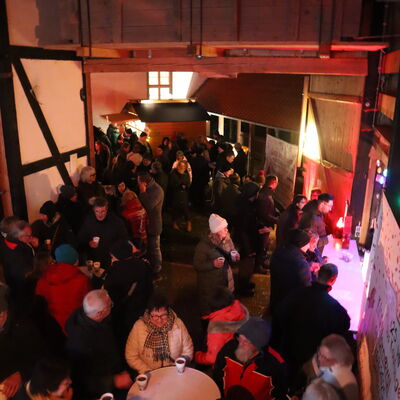 Bild vergr��ern: Volles Haus auch in der Museumsscheune, die von den KTG Lossesternen kurzerhand in eine �Gl�hscheune� umfunktioniert wurde.