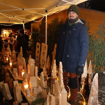 Bild vergr��ern: Sie sind das Herzst�ck der Stiftsweihnacht: Kunsthandwerker wie Phillip Grein pr�sentierten Kreatives und Handgemachtes.