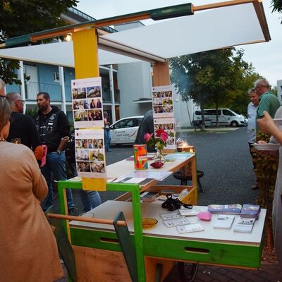 Bild vergr&ouml;&szlig;ern: Der mobile Kiosk, den die Begegnungsstätte bei der vergangenen KulturStation-Aktion erhalten hatte, konnte nun als Informationsstand genutzt werden.