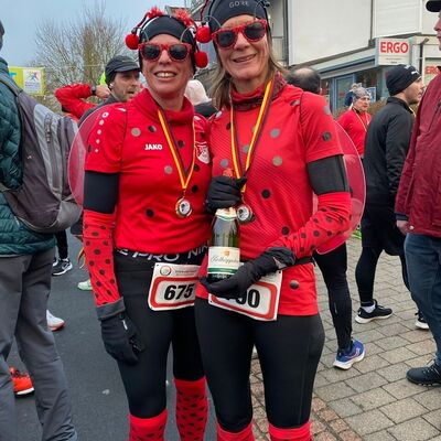 Bild vergr��ern: Die sch�nsten Kost�me wurden mit einer Flasche Sekt pr�miert.