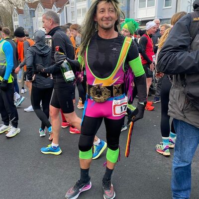 Bild vergr��ern: Mit schicker Verkleidung ab auf die 7,7 Kilometer lange Strecke.