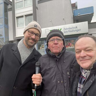 Bild vergr��ern: Die Veranstaltung wurde von Pfarrer Dr. Martin Abraham (links) moderiert und vom Vorsitzenden der LG Kaufungen J�rgen Christmann (Mitte) und B�rgermeister Arnim Ro� (rechts) begleitet.