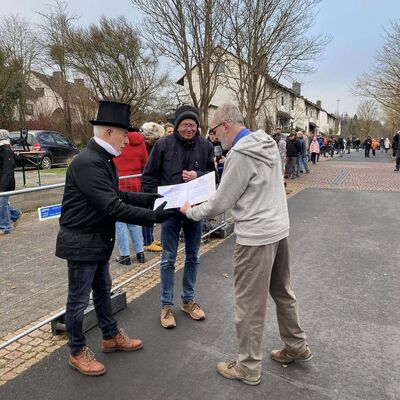 Bild vergr��ern: Jochen Miersch (rechts) vom Hessischen Leichtathletik-Verband �berreichte Horst Liese (links), ehemaliger Vorsitzender des LG Kaufungen, eine Ehrung und einen Gutschein anl�sslich des 50. Jubil�ums des Silvesterlaufs.